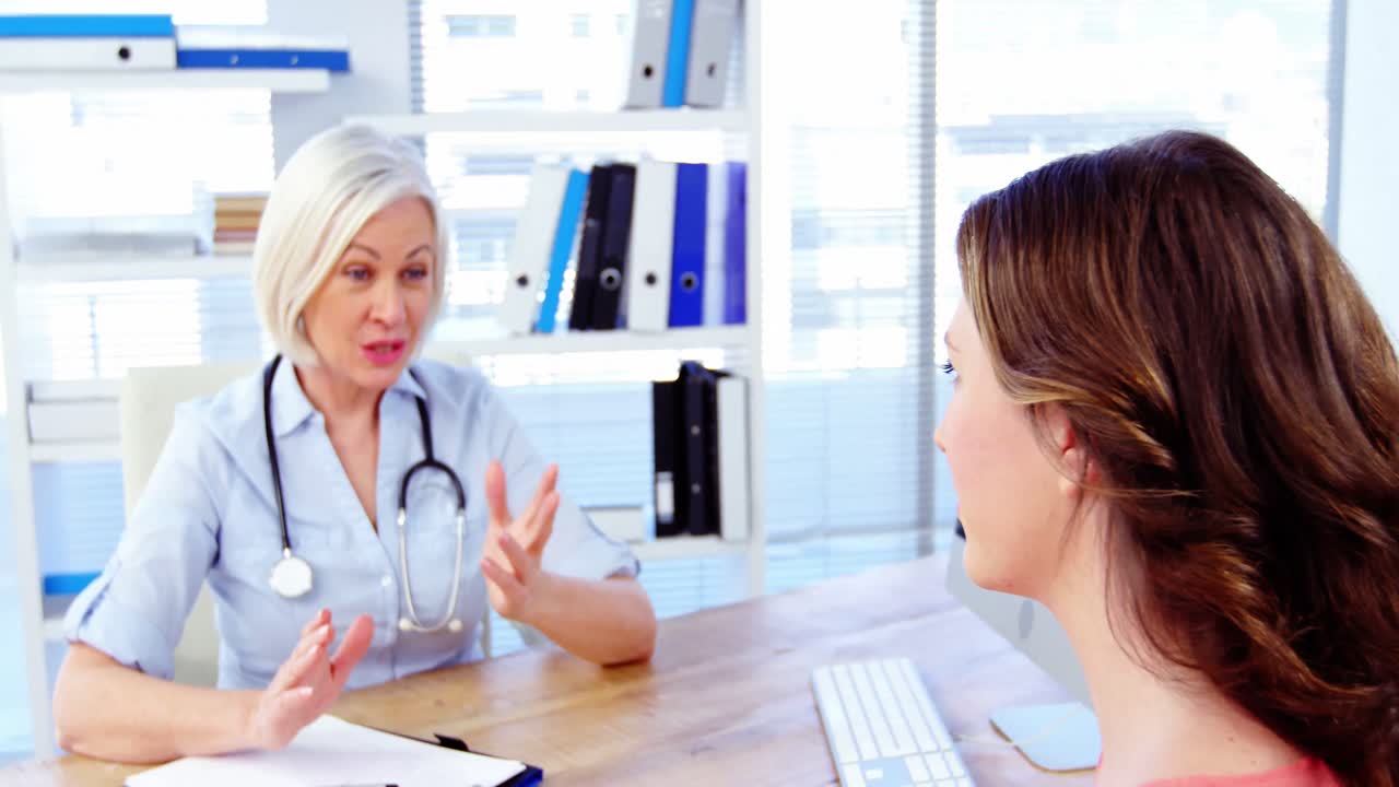 paciente consultando a un médico