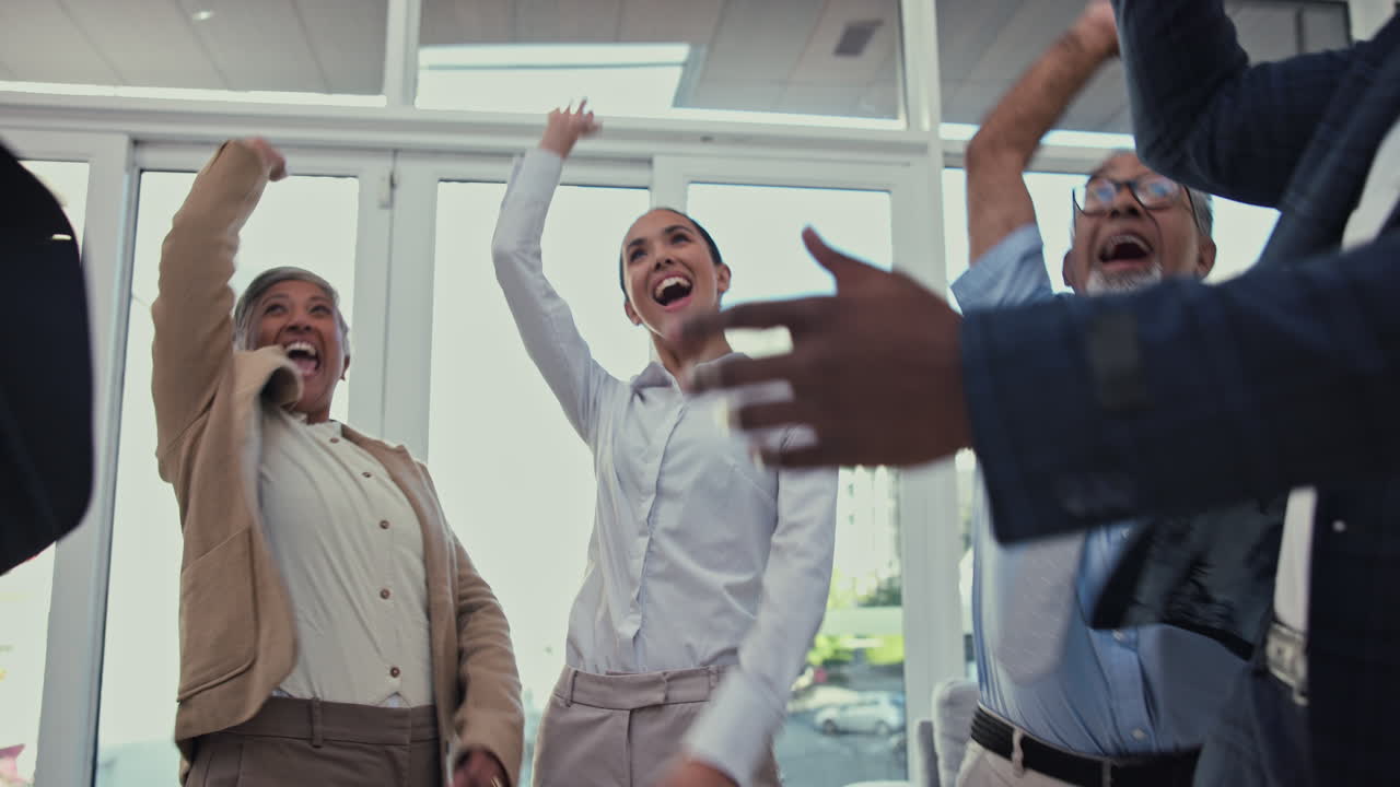 pessoas de negócios, mãos dadas.