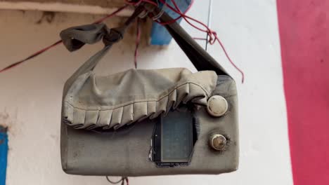una vieja radio cuelga en la casa
