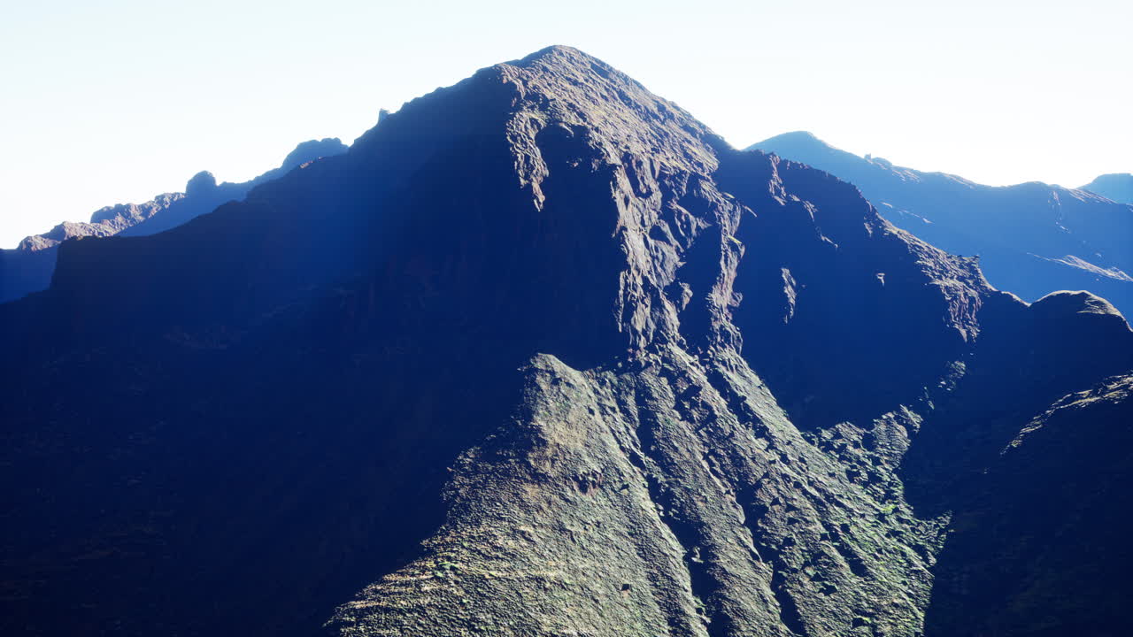 panorama del paisaje de las montañas rocosas aéreas