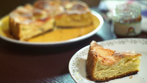 Rebanada-De-Tarta-De-Manzana-En-Un-Plato.-Pastel-De-Manzana-En-Rodajas-En-Un-Plato-En-La-Cafetería.-Postre-De-Otoño