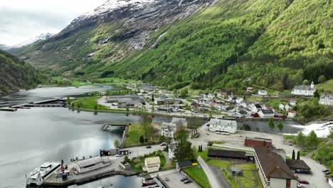 aldea de hellesylt con salidas hacia el fiordo de geiranger en el oeste de noruega - vista aérea de un día soleado de primavera