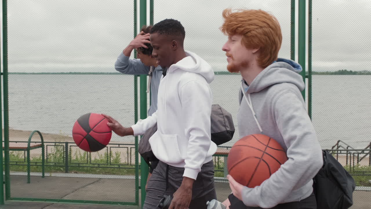 Venner med en basketball