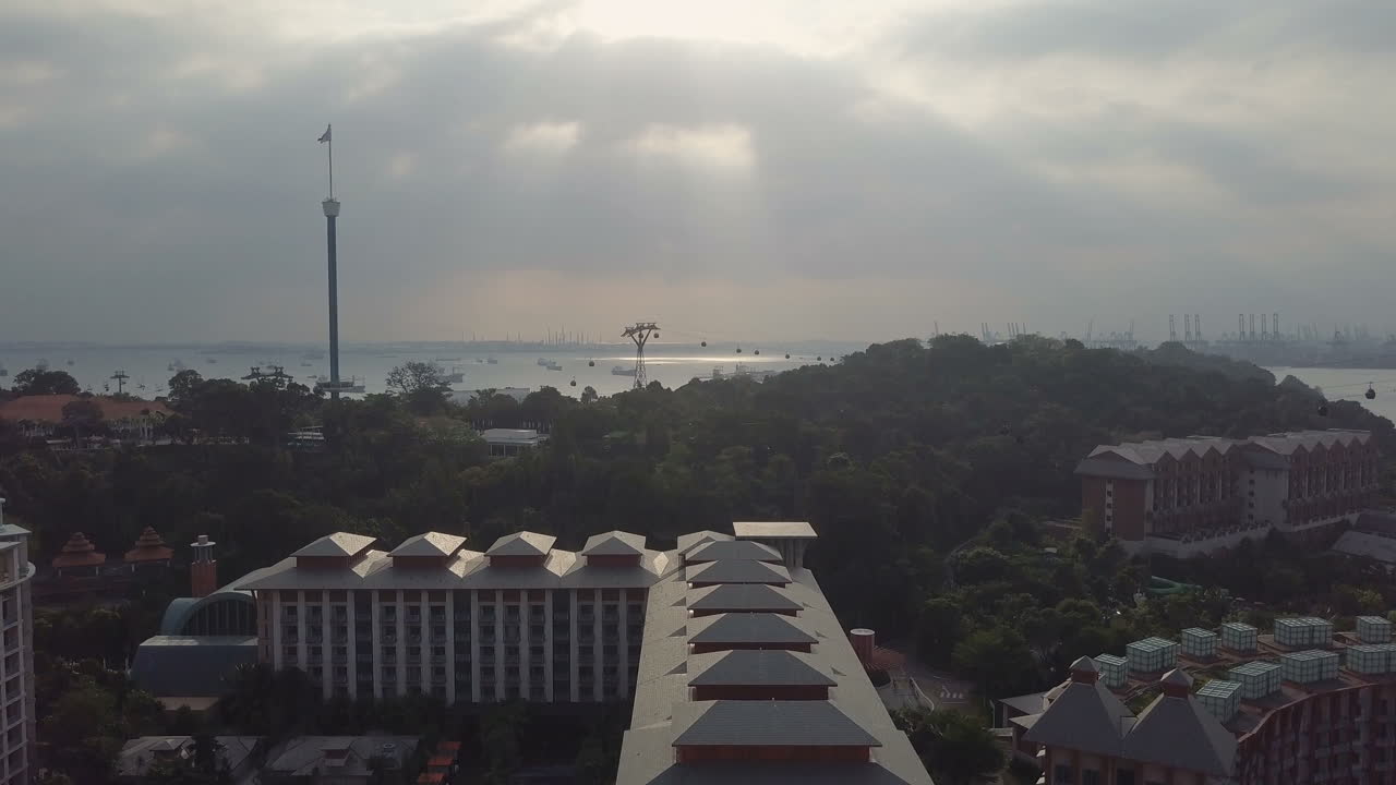 Ripresa con drone a distanza di un'avventura su sentiero nella città di Singapore