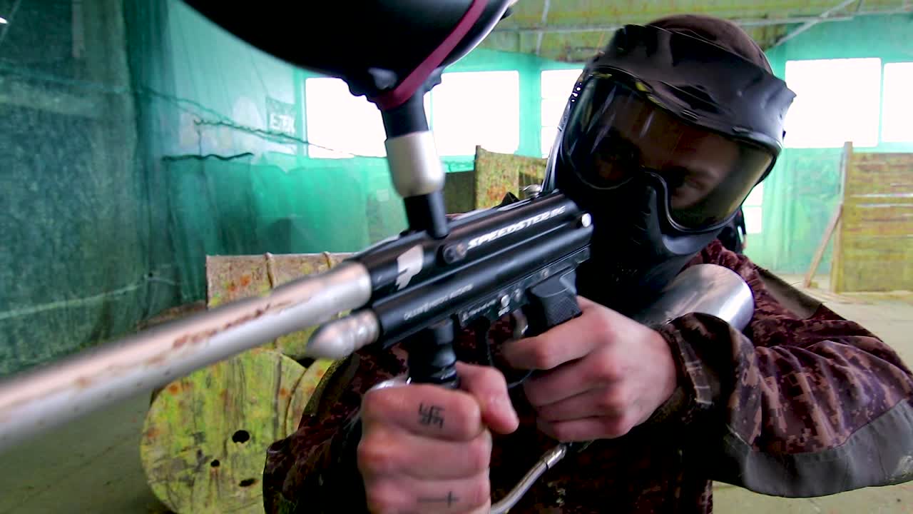 девочки и мальчики играют в пейнтбол в помещении-16