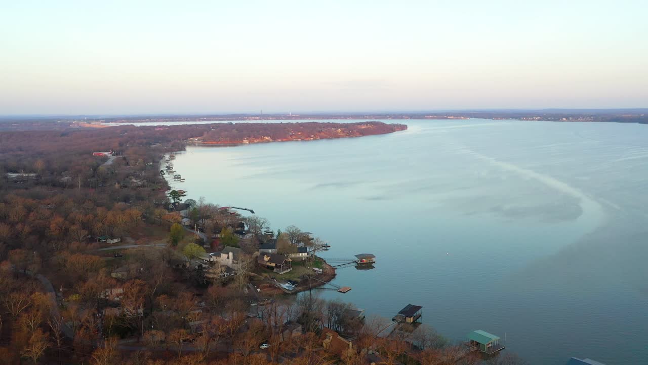 vista aérea de drones del lago del embalse de ozarks en el medio oeste de missouri con casas de vacaciones en el lago y muelles flotantes en las aguas tranquilas