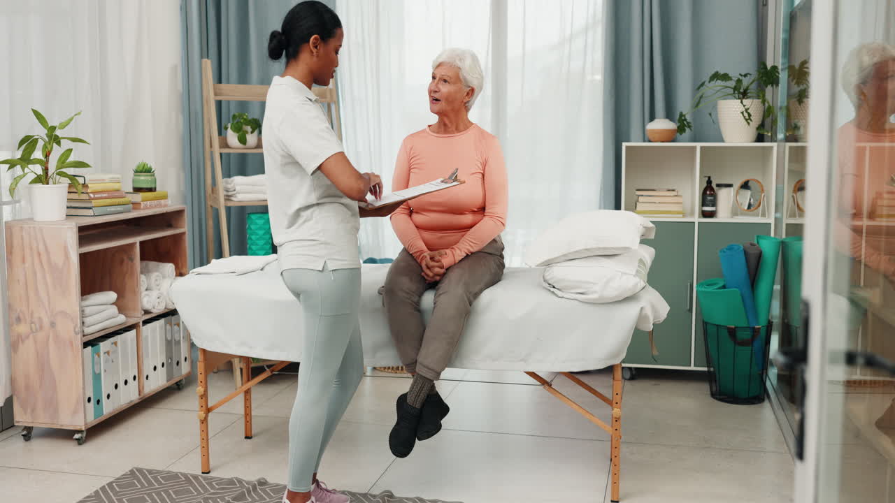 시니어 여성, 물리치료사