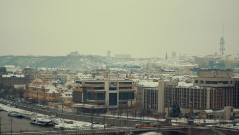 Praga-Paisaje-Invernal-Con-Chimeneas-Y-Tranvía-De-Nieve