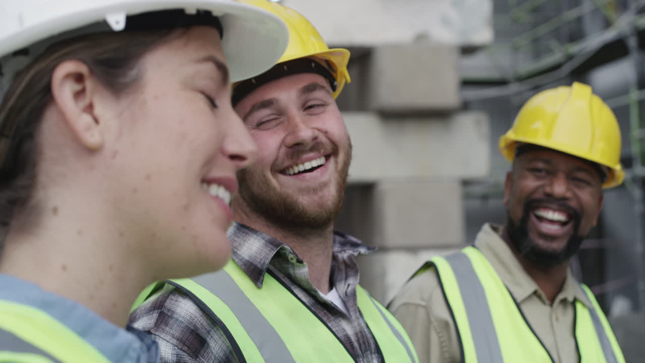 el equipo de construcción, presentándose para el servicio.
