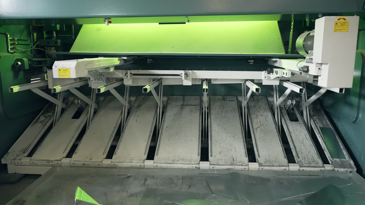 공장 에서 강철 절단 프레스 기계