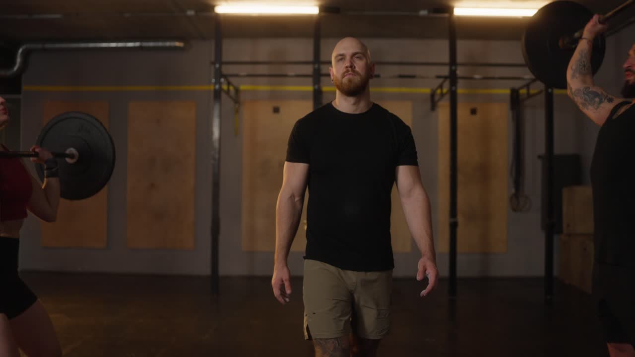 Uomo che si allena in palestra