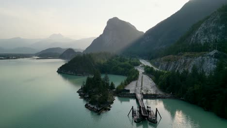 Luftaufnahme-Des-Fährterminals-Und-Des-Stawamus-Chief,-Squamsih-Sonnenaufgang