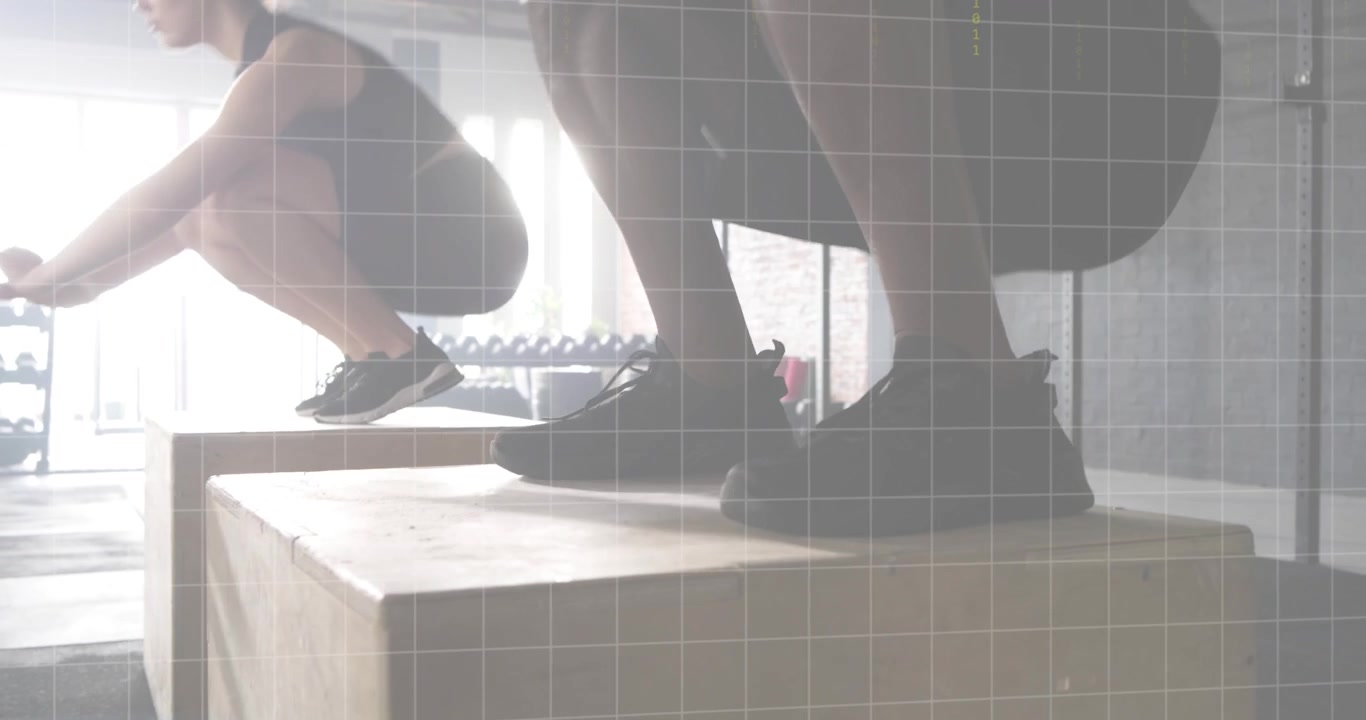Klient utfører boks-hopp i et CrossFit-treningsstudio, mottar tilbakemelding fra trener og viser animerte målinger.