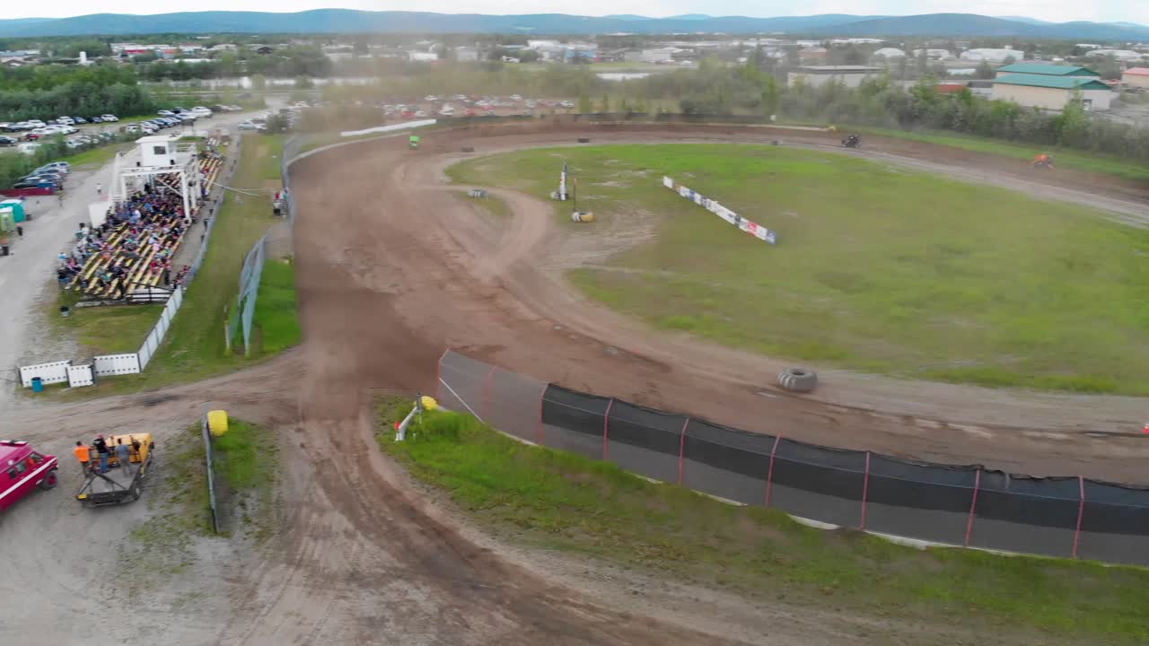 video de drones de 4k de carreras de autos en mitchell raceway en fairbanks, ak durante la soleada tarde de verano