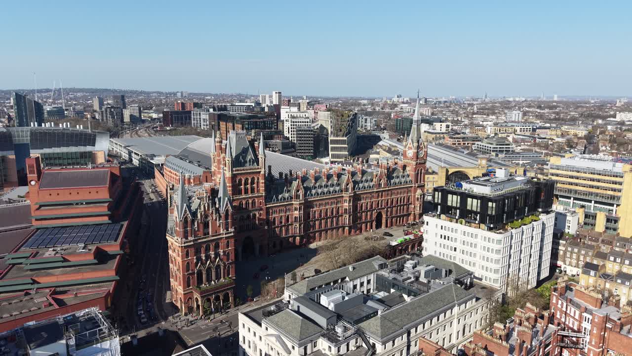 Dworzec kolejowy St Pancras w Londynie, Wielka Brytania, niskie panoramiczne ujęcie z drona
