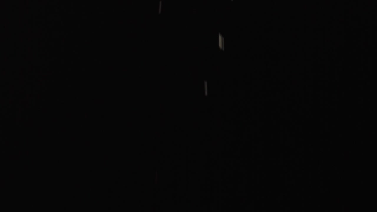 슬로우 모션으로 떨어지는 쿠키 부스러기, 검정색 배경