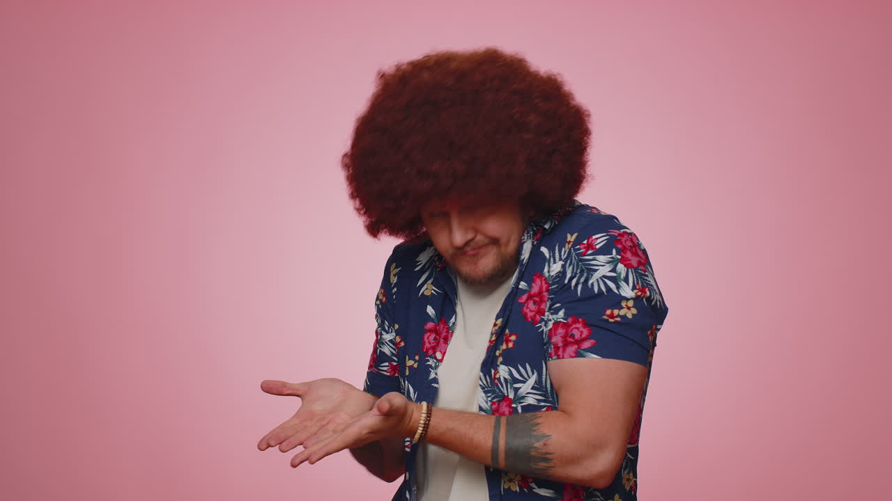 hombre levantando las manos preguntando qué por qué razón del fracaso demostrando incredulidad irritación por los problemas