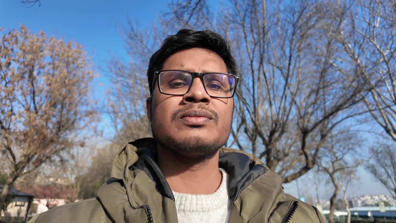 하늘을 쳐다보는 남자