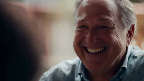 hombre mayor sonriente