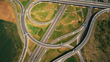 Luftaufnahme-Von-Oben-Nach-Unten-Auf-Der-Mehrstöckigen-Autobahnüberführung-In-Zbraslav,-Die-Den-Nachmittagsverkehr-Unter-Sonne-Und-Wolken-Zeigt