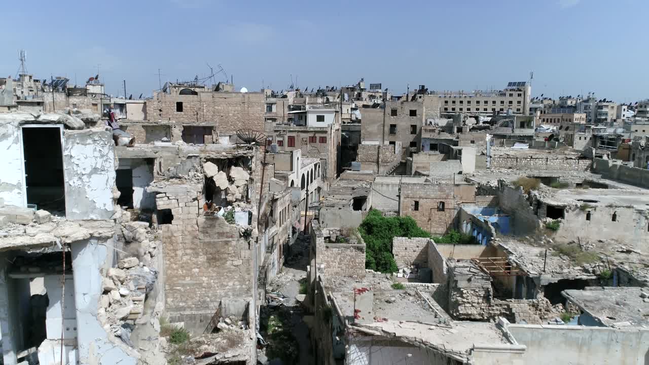 as ruas do centro histórico da cidade de aleppo, na síria, ainda podemos ver edifícios destruídos, mesmo 10 anos após a guerra.