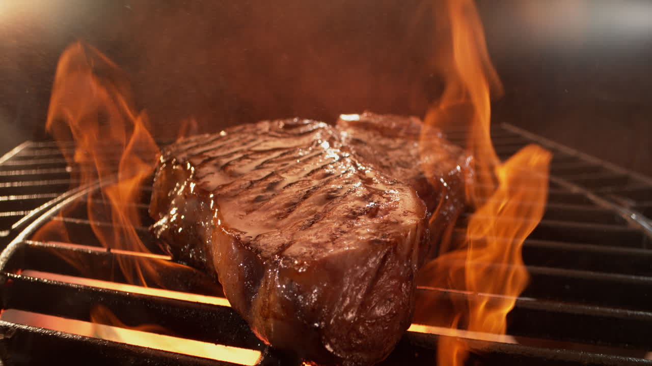 bistec a la parrilla en el fuego