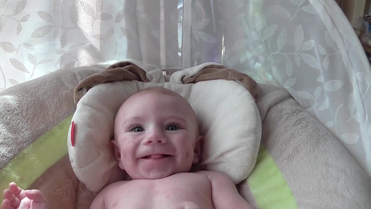 Guttebaby i huske smiler.