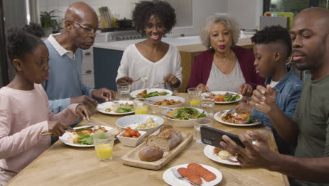 Familie-Macht-Zusammen-Ein-Selfie-Beim-Familienessen