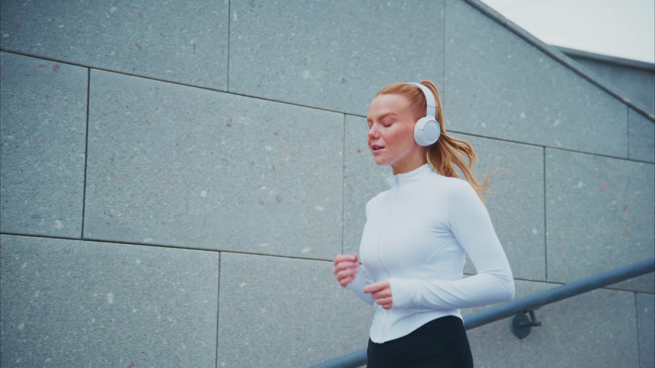Donna che corre con le cuffie