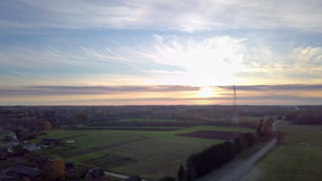 El-Sol-Se-Pone-En-La-Vista-Aérea-Del-Campo-Con-La-Torre-De-Telecomunicaciones-En-El-Marco