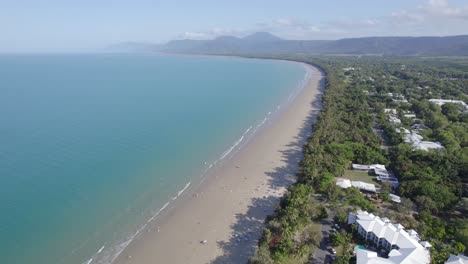 Türkisfarbenes-Meer-Am-Four-Mile-Beach-In-Port-Douglas,-Queensland,-Australien---Pullback-Aus-Der-Luft