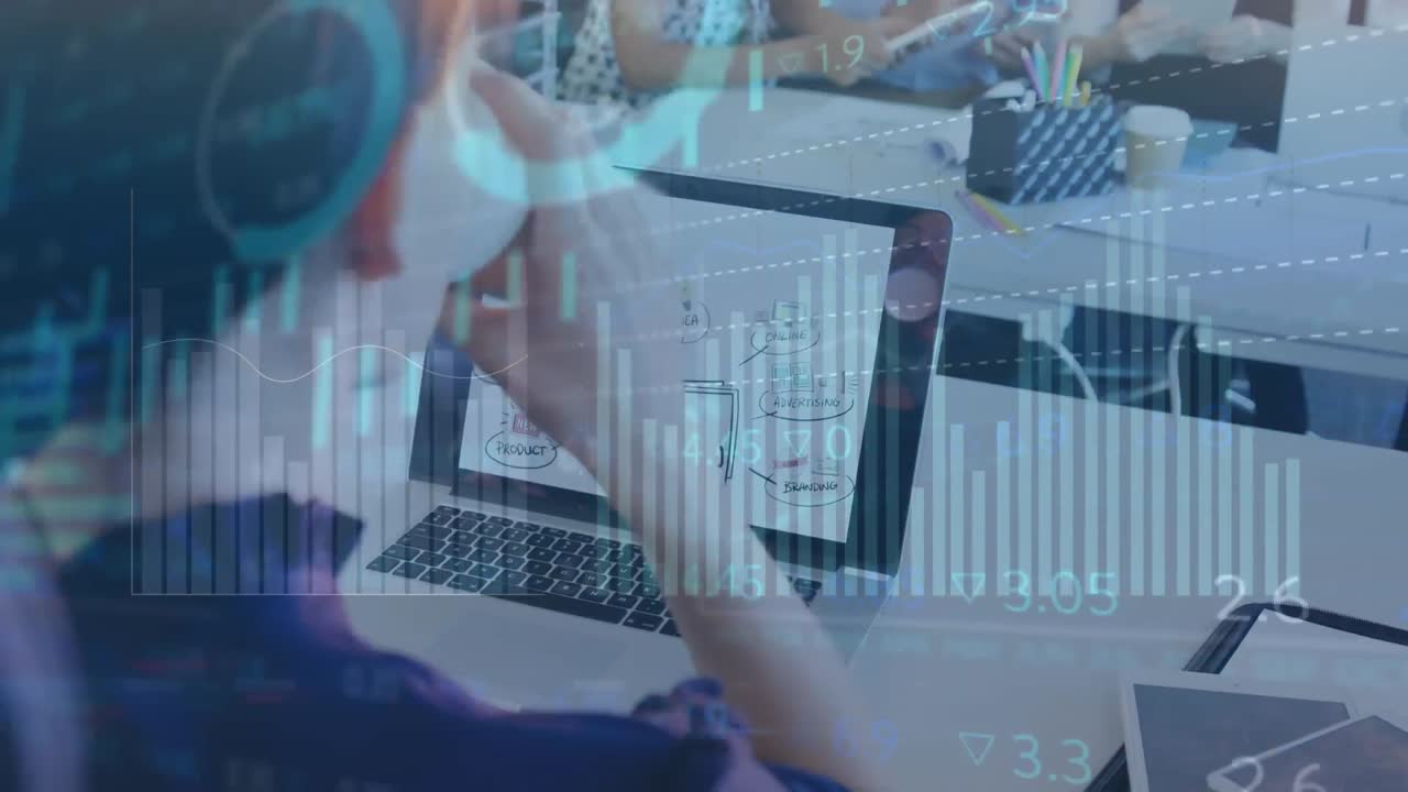 animación del procesamiento de datos financieros sobre diversas personas de negocios en la oficina