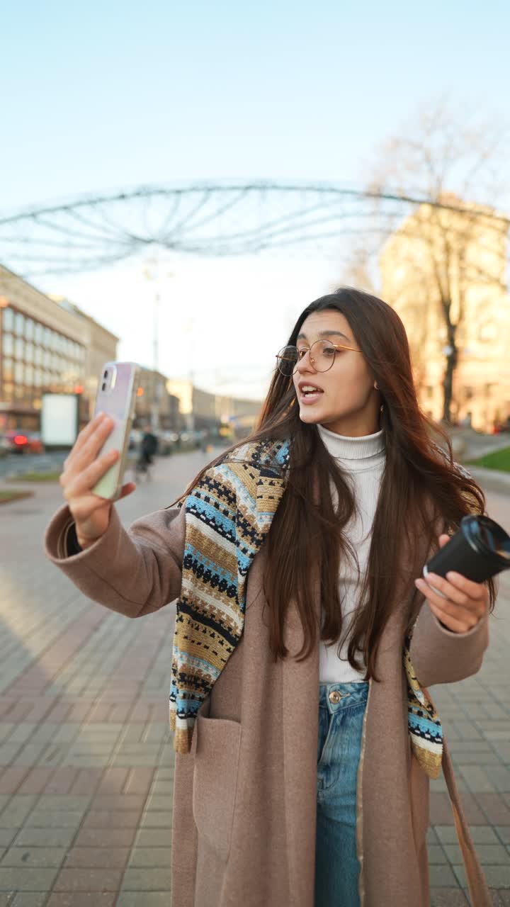 joven tomando una selfie mientras hace una llamada de video