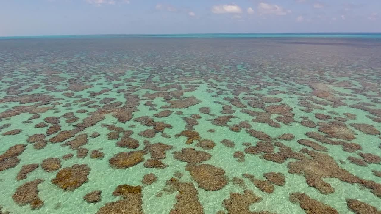 vista aérea del transparente mar turquesa en río del fuego, brasil.