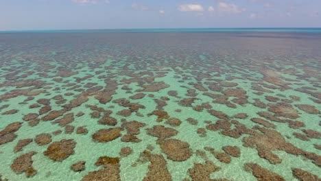 vista aérea del transparente mar turquesa en río del fuego, brasil.