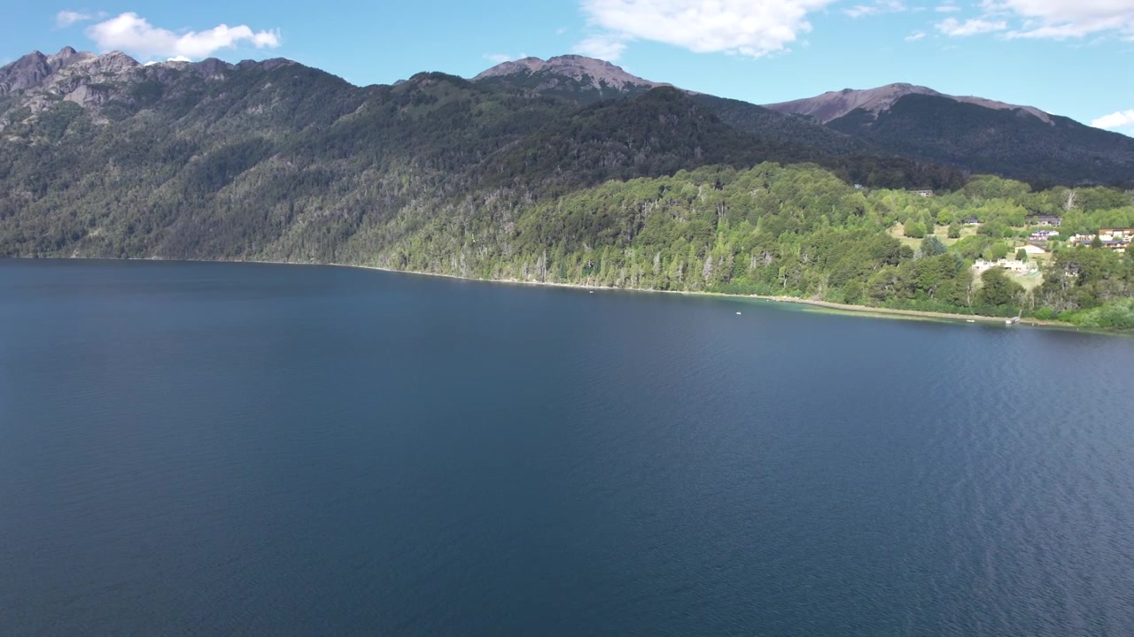 Vista aérea de drone em 4K do Lago Correntoso em Neuquén, Argentina. Águas cristalinas cercadas por densas florestas patagônicas e os picos dramáticos dos Andes criam uma paisagem natural espetacular