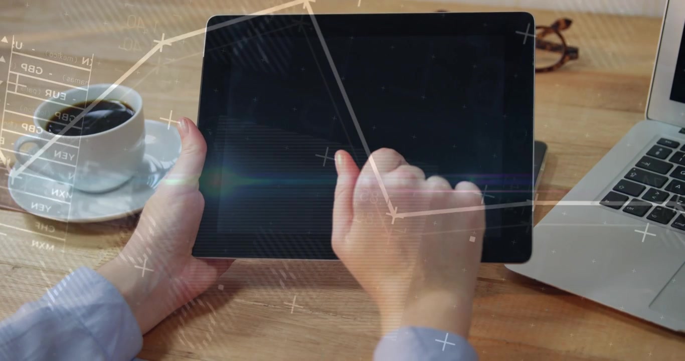 Højre pegefinger begynder at trykke, stryge og pege på en tablet, mens venstre hånd holder og navigerer data.