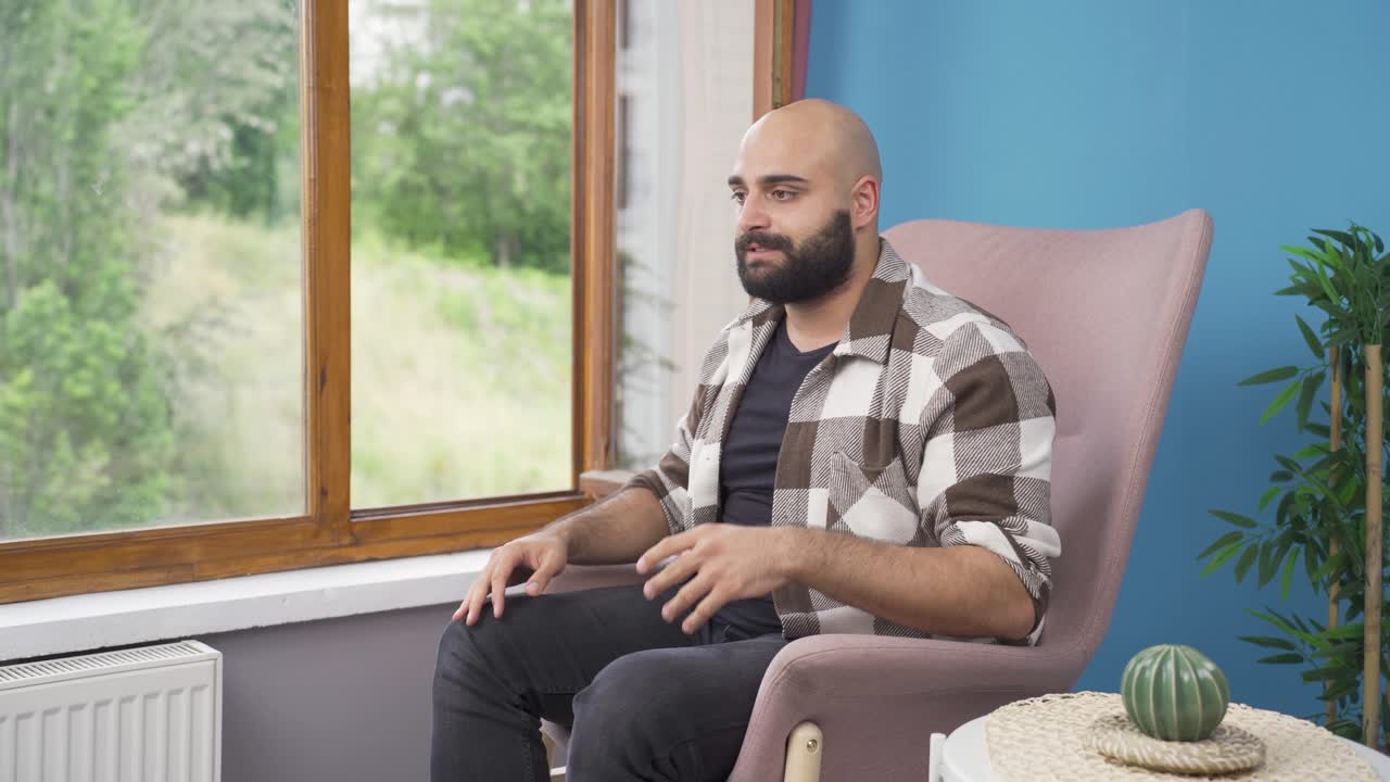 un hombre agresivo enojándose consigo mismo.