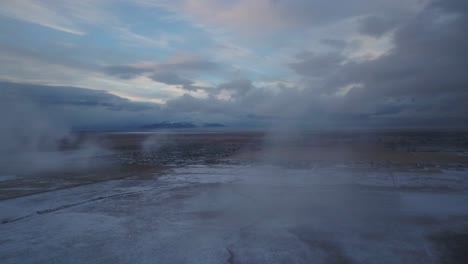 Un-Vuelo-De-Drones-Se-Eleva-A-Través-De-Nubes-Bajas-Para-Revelar-Una-Isla-Misteriosa-En-El-Gran-Lago-Salado