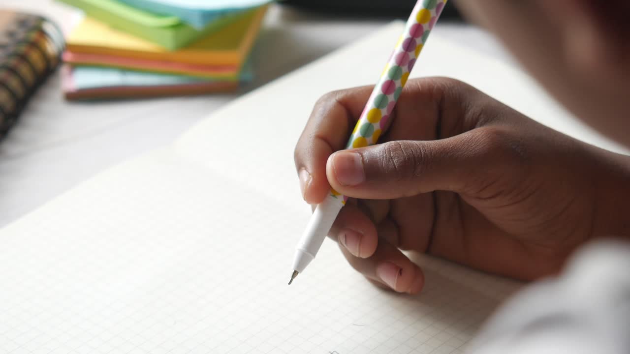 persona que escribe en un cuaderno