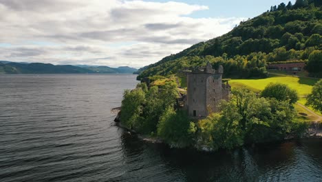 Castillo-De-Urquhart-En-El-Lago-Ness,-Tierras-Altas-De-Escocia,-Escocia,-Reino-Unido