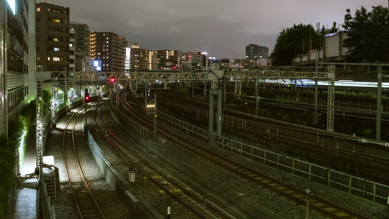 video de lapso de tiempo de trenes que se mueven en múltiples vías ferroviarias por la noche en tokio