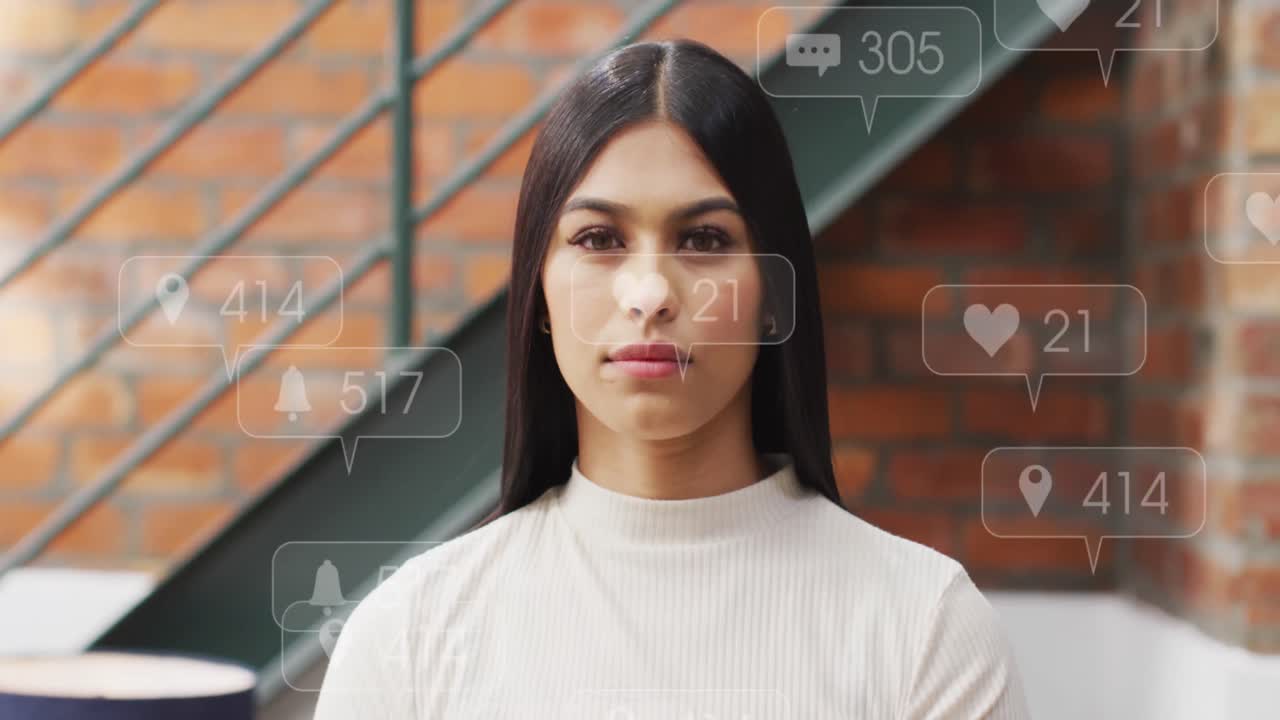 animación de iconos de las redes sociales flotando contra una mujer de negocios biracial sonriendo en la oficina.