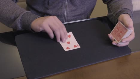 demostración de magia de cartas - cambio de color en la mesa de cartas