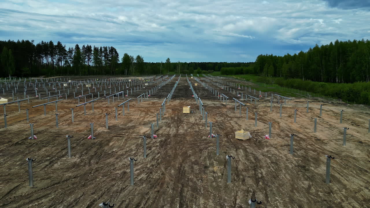 los pilares de la granja de paneles solares están listos para la producción de energía verde limpia.