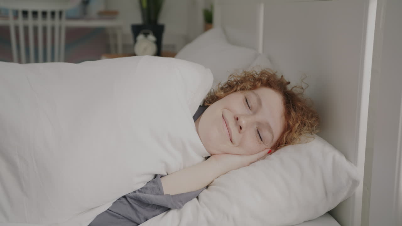 침대에서 자고 있는 여자