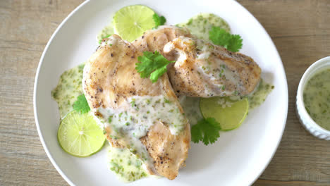 pechuga de pollo a la parrilla con salsa de lima limón