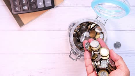 guardando monedas en un frasco
