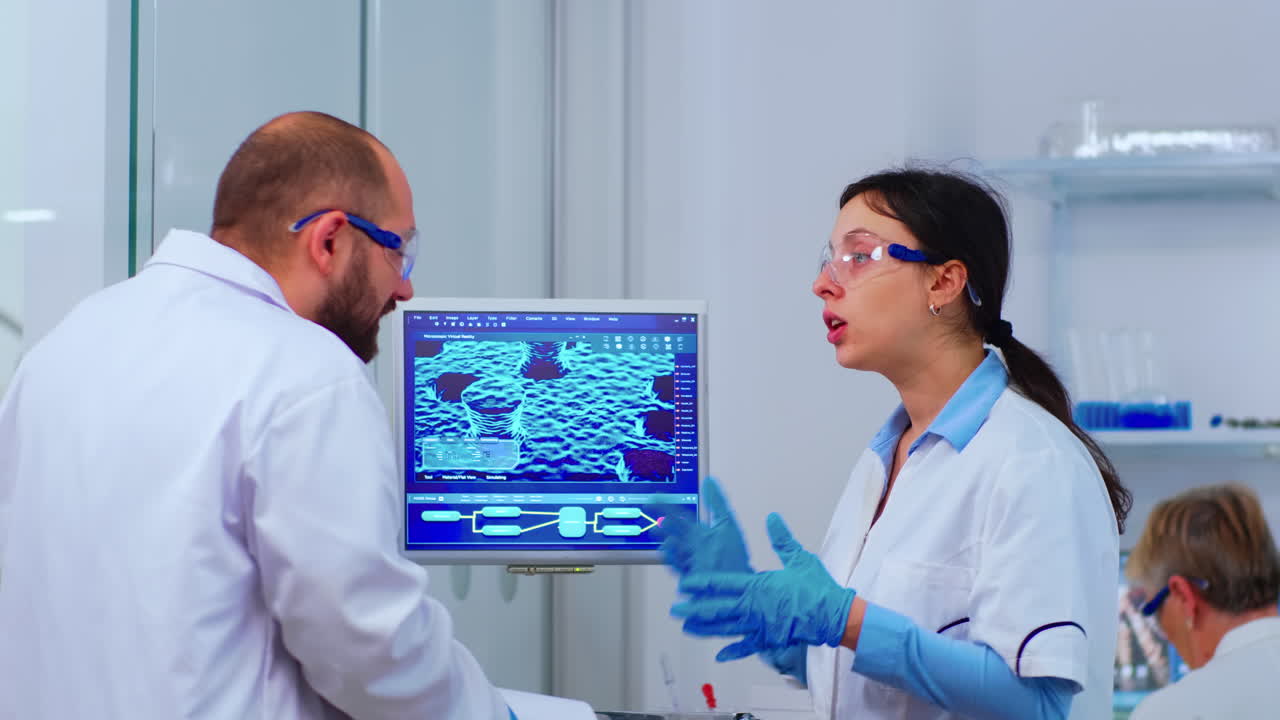 grupo de científicos que trabajan en el laboratorio