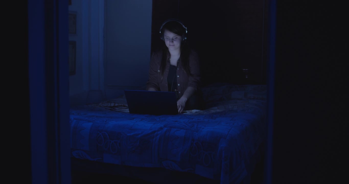 Donna che si gode la musica di notte